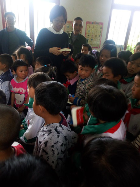 分發(fā)書籍.jpg 分發(fā)書籍.jpg