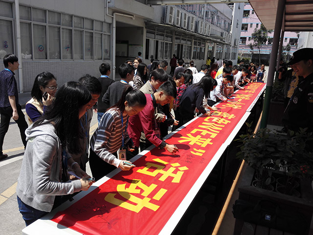 02宣穿簽字現(xiàn)場.jpg 02宣穿簽字現(xiàn)場.jpg